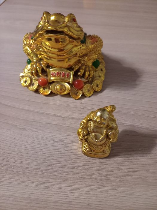 Денежная лягушка и Хотей