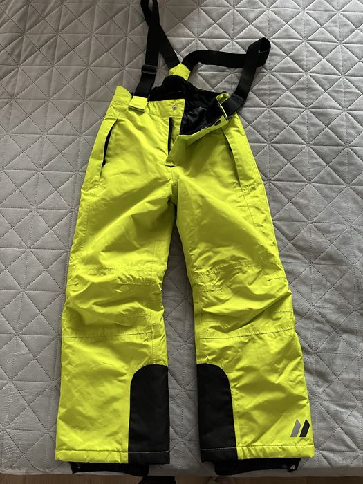 Ски екип с каска и очила