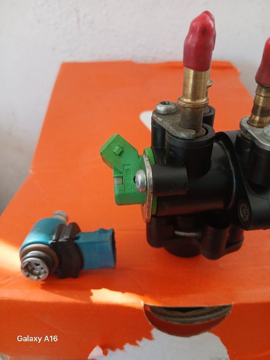 Продавам инжекцйонен колектор,Дюза и Вакум помпа.