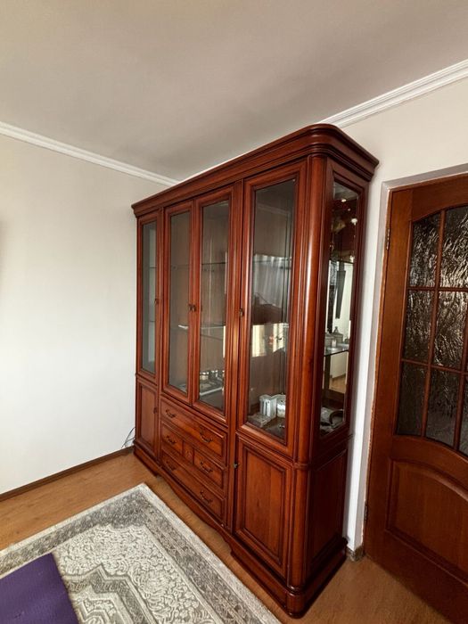 Продам шкаф-витрину — 55 000 тг