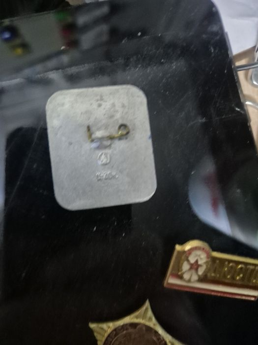 Продавам Стара  значка от олимпийските игри  в Москва  от 1980 г.