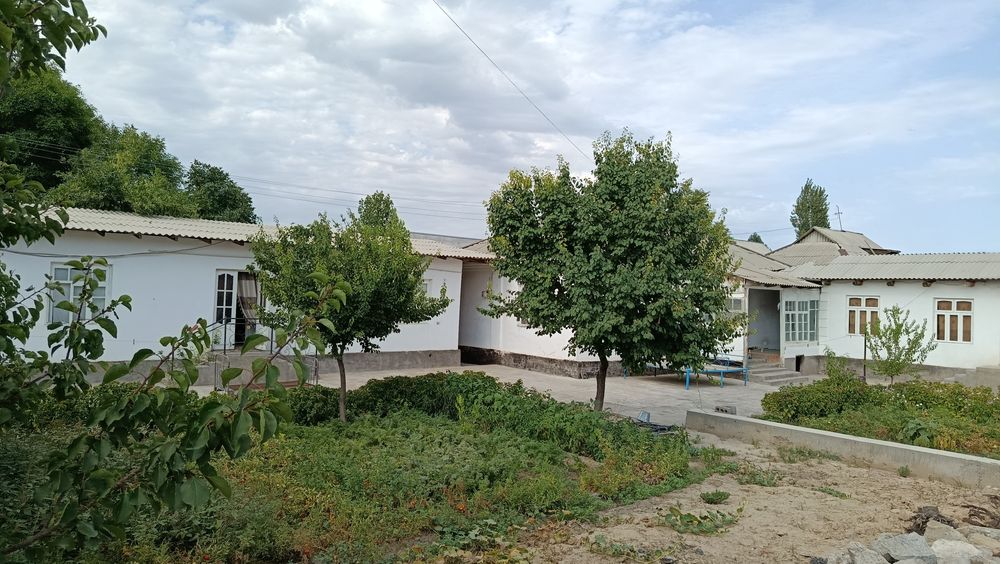Yangi bozor yaqinida Srochna Sotiladi