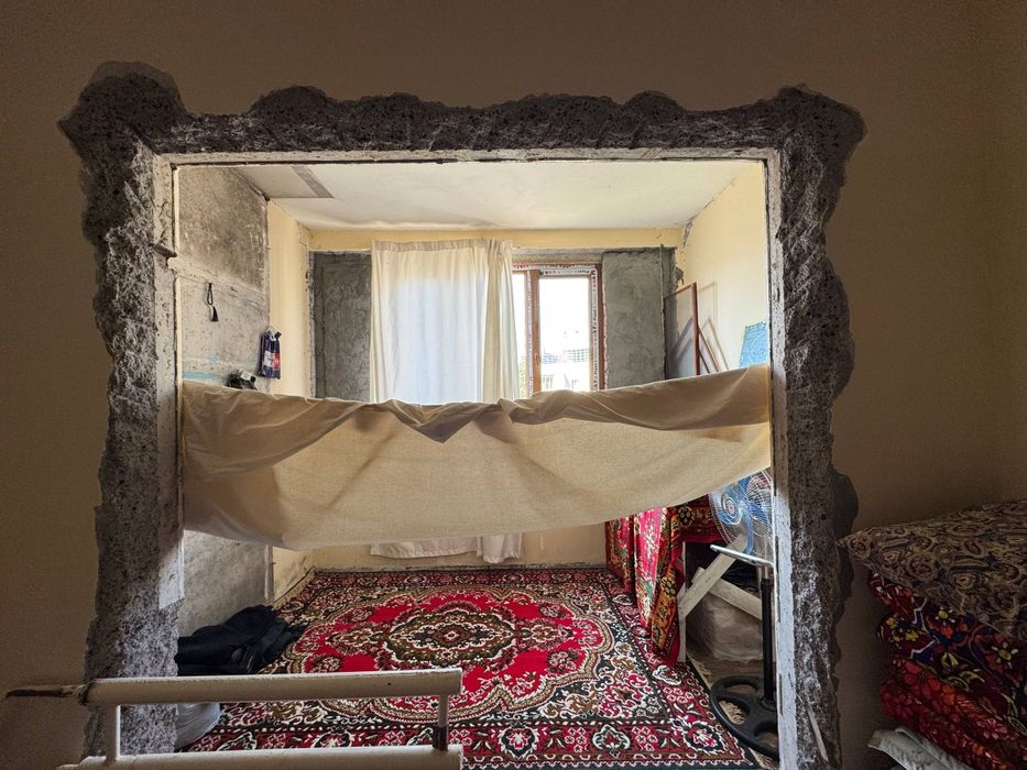 Дом сотилади бэшинчи этаж бир хона 39 кв янги сифатли  эшик ва акфа