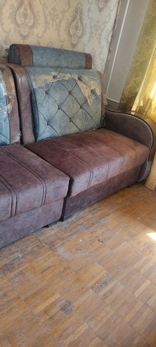 Продаётся диван и два кресла.