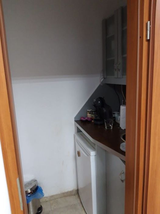 Обзаведен офис до ЕСТЕ – 2 работни помещения, заседателна зала, ниски