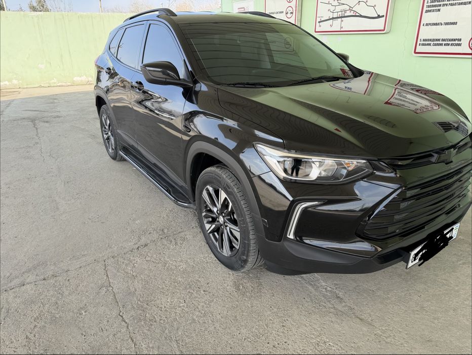 Автомобил Тракер