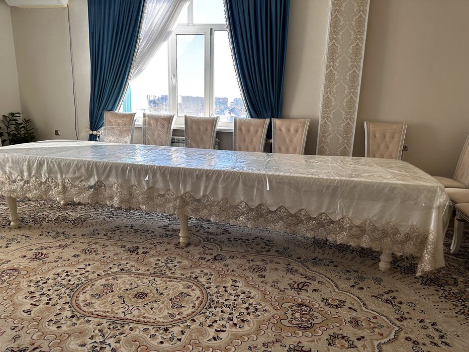 Проодам стол со стульями для зала