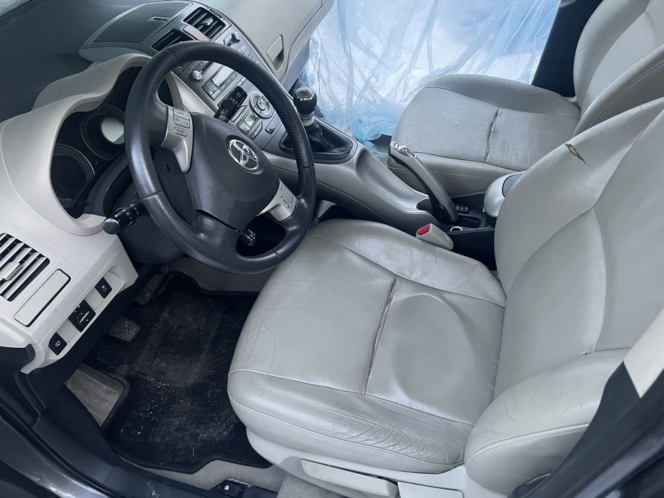 Toyota Auris 2.2 DCAT на части