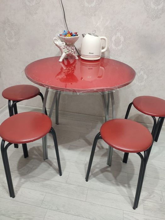 Стол с табуретками