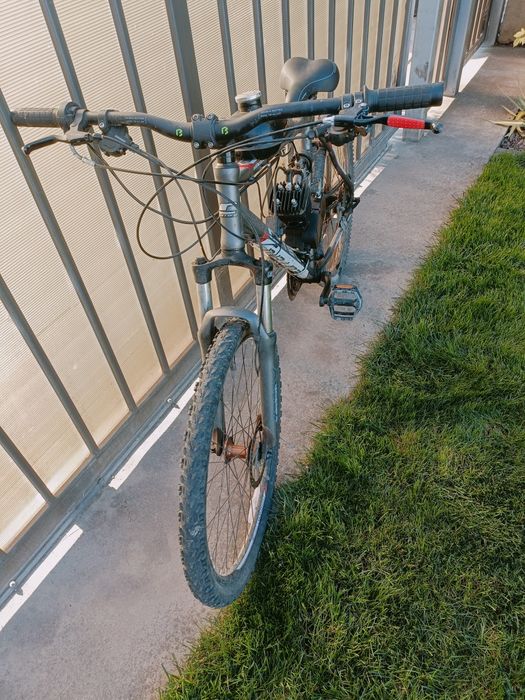 Bicicleta cu motor pe benzină