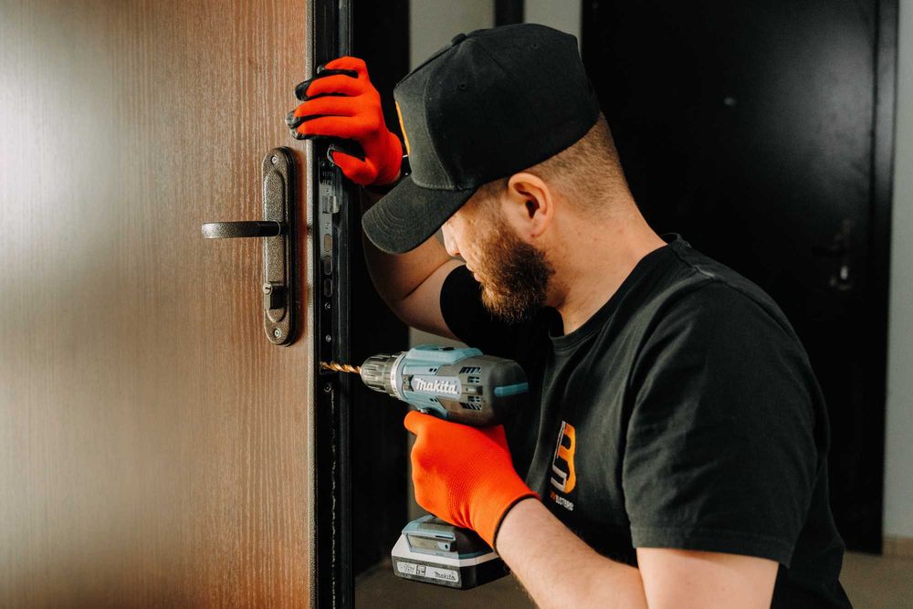 Срочное вскрытие дверей и сейфов. Замена замков круглосуточно