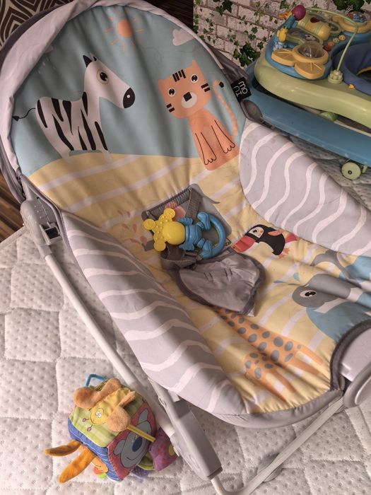 Бебешки шезлонг с мелодии и вибрация