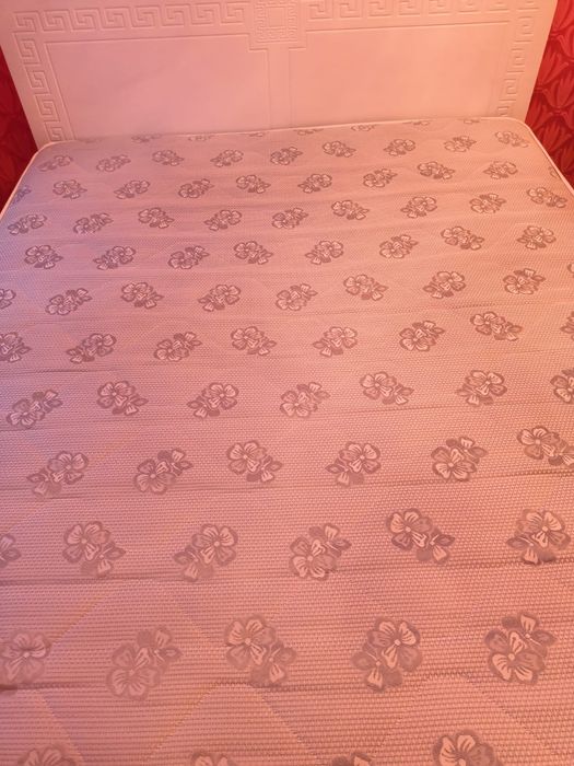 Двуспальная кровать с матрасом