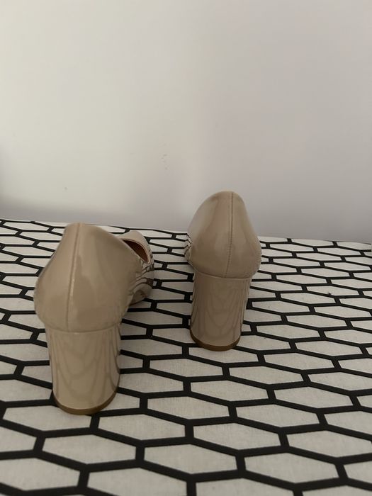 Pantofi cu toc gros bej crem lac piele ecologica