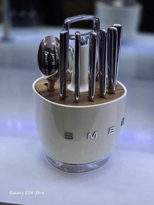столовых приборов Smeg Style в держателе