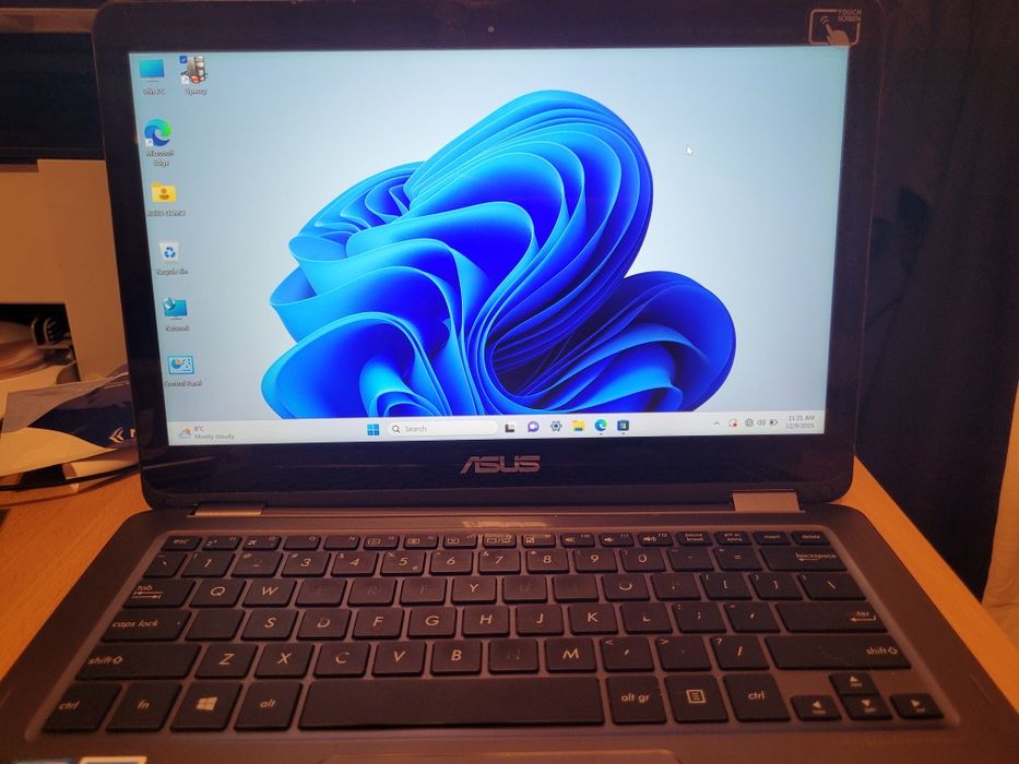 Laptop ASUS Zenbook cu touch screen