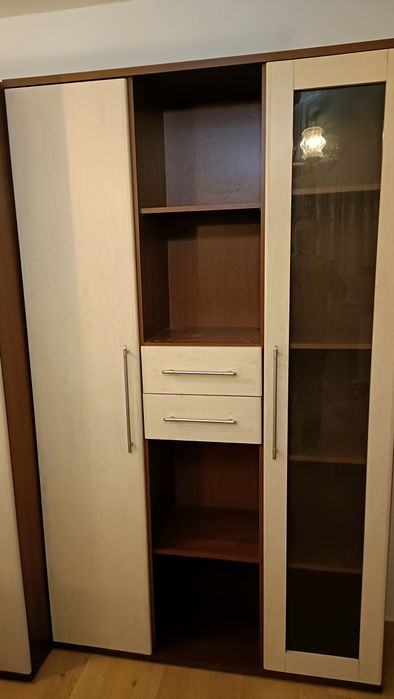 Șifonier și vitrina