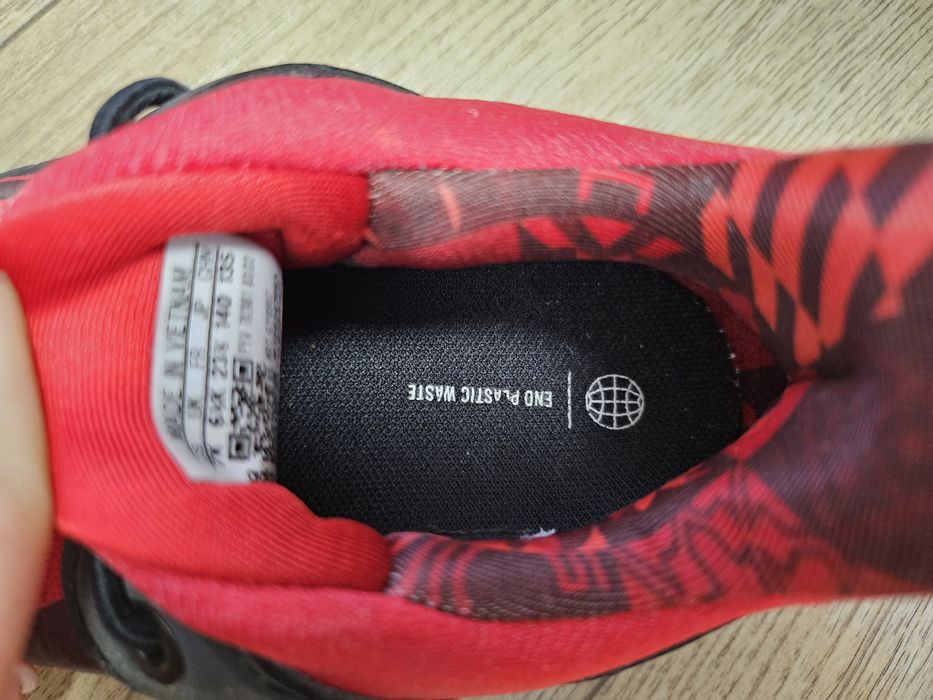 Adidasi Adidas rosii