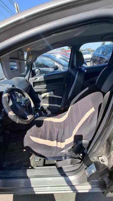 Dezmembrez Mitsubishi Colt