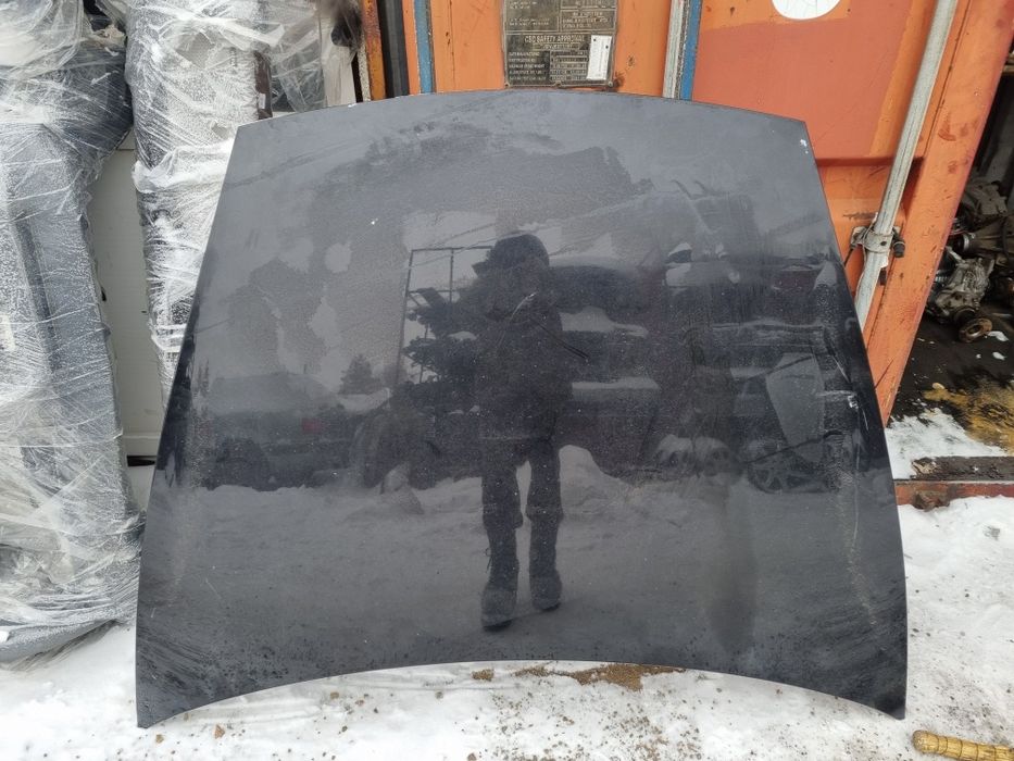 Капот на Porsche Cayenne.