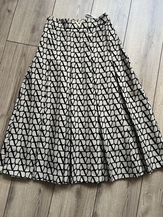 Кафяеа пола Valentino.