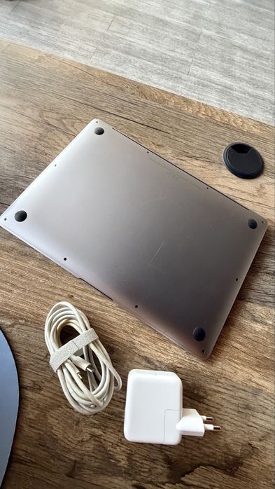Macbook Air 13.3; M1, 8гб, 256 гб