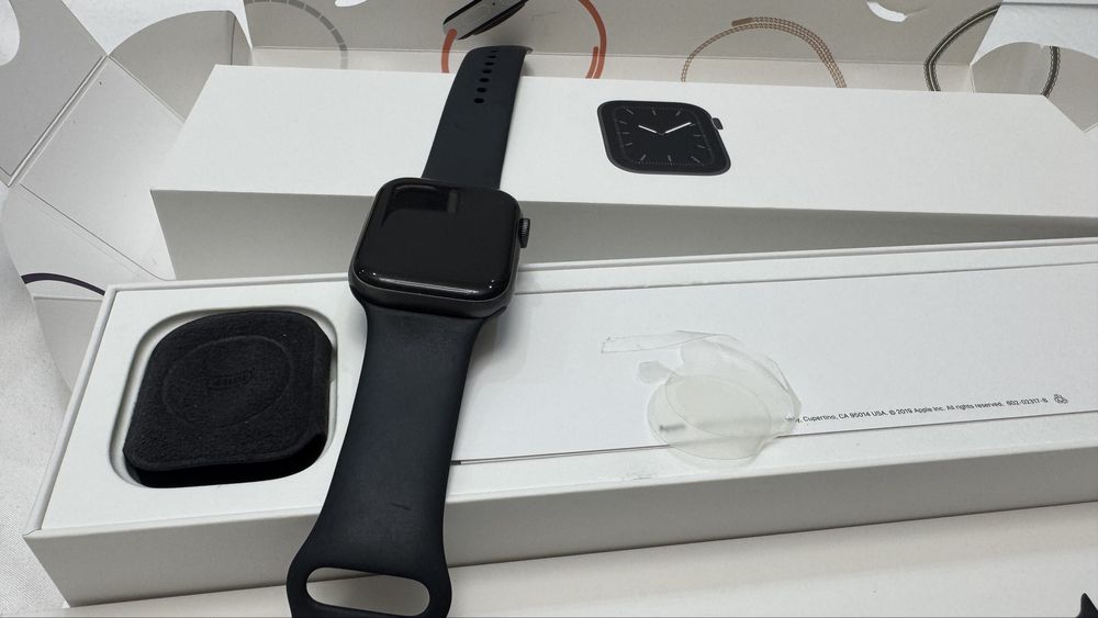 Продаю смарт часы Apple Watch Series 5