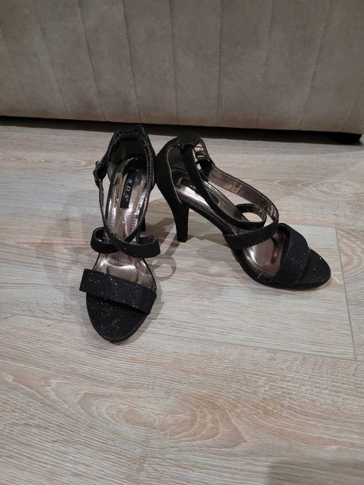 Продам туфли на каблуках