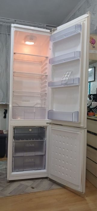 С доставкой холодильник продаю в отличном рабочем состояни Высота-1м92