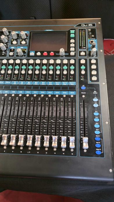 Mixer digital profesional QU-16 (24ins - 12outs) + case
