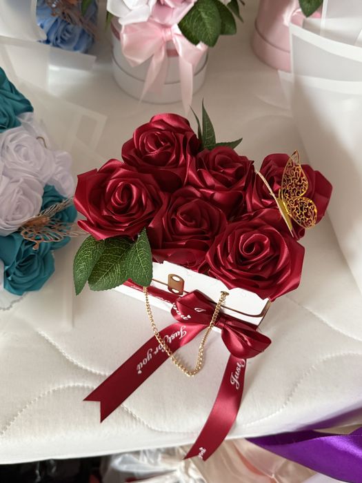 Кошнички със сатенени рози