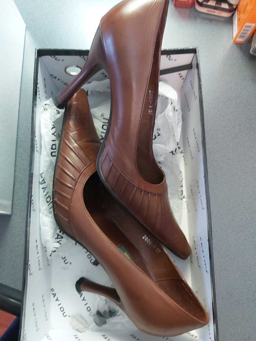 Vand 2 perechi pantofi piele naturală