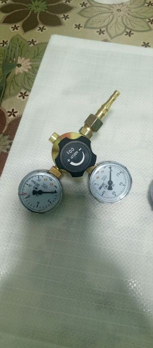 Манометры для газовых баллонов (O₂, CO₂, N₂).
