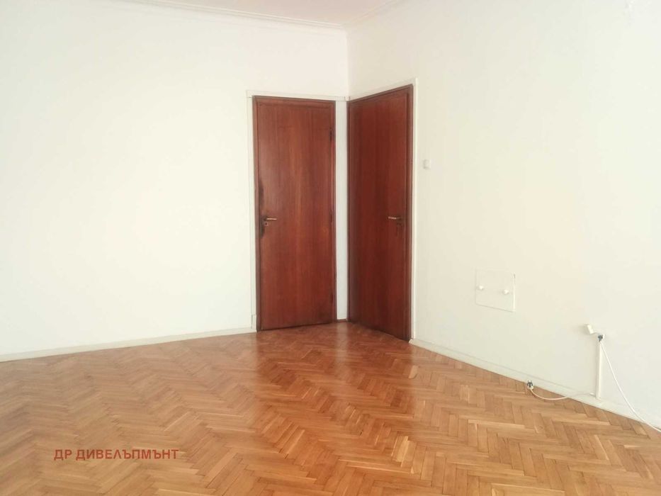 Дава се под наем Четиристаен апартамент в София, Център - 150 кв.м за 1019.49 € - Снимка #1