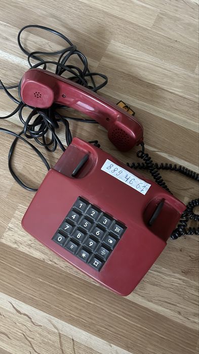 Стар телефон със слушалка