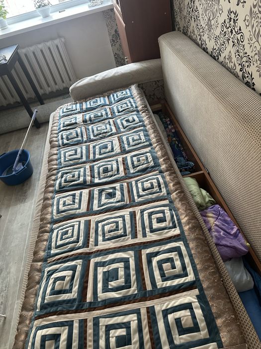 Диван с ящиками с подушками