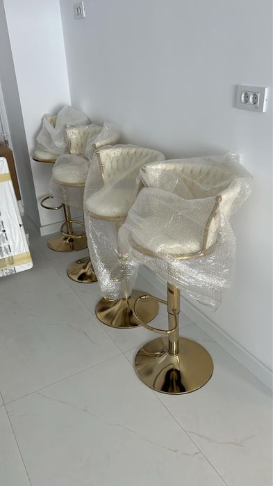 Vand patru scaune noi