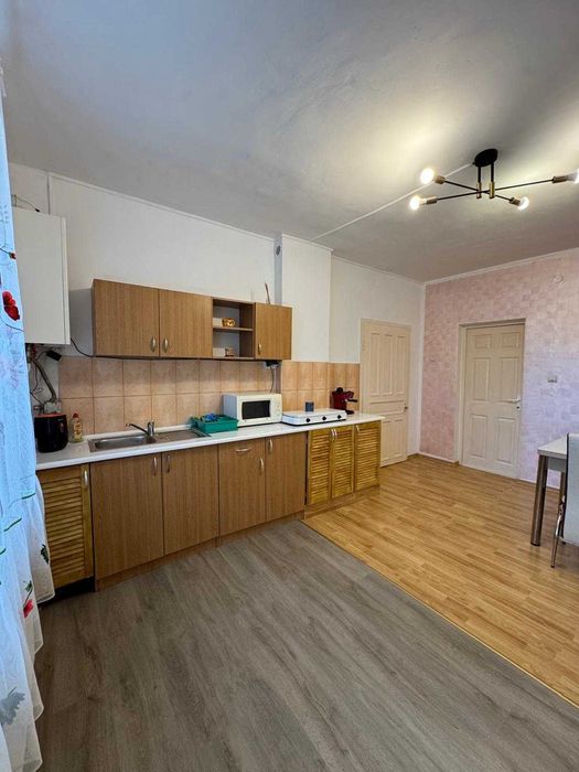 Apartament cu intrare separata, parter, curte si parcare