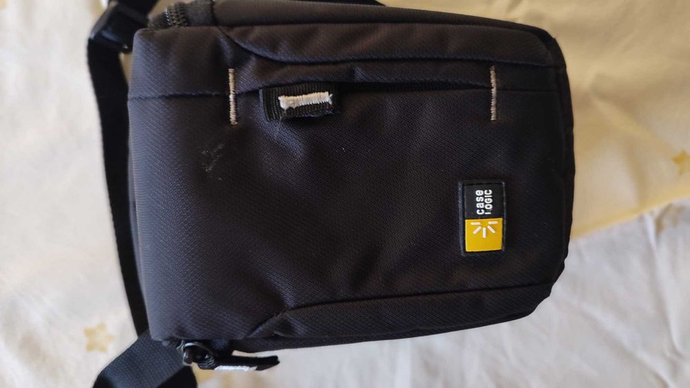 Продавам калъф за малък фотоапарат.