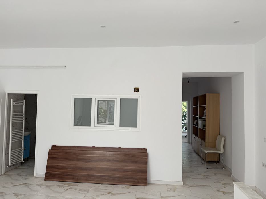 Spatiu central cu deschidere la strada Iuliu Maniu