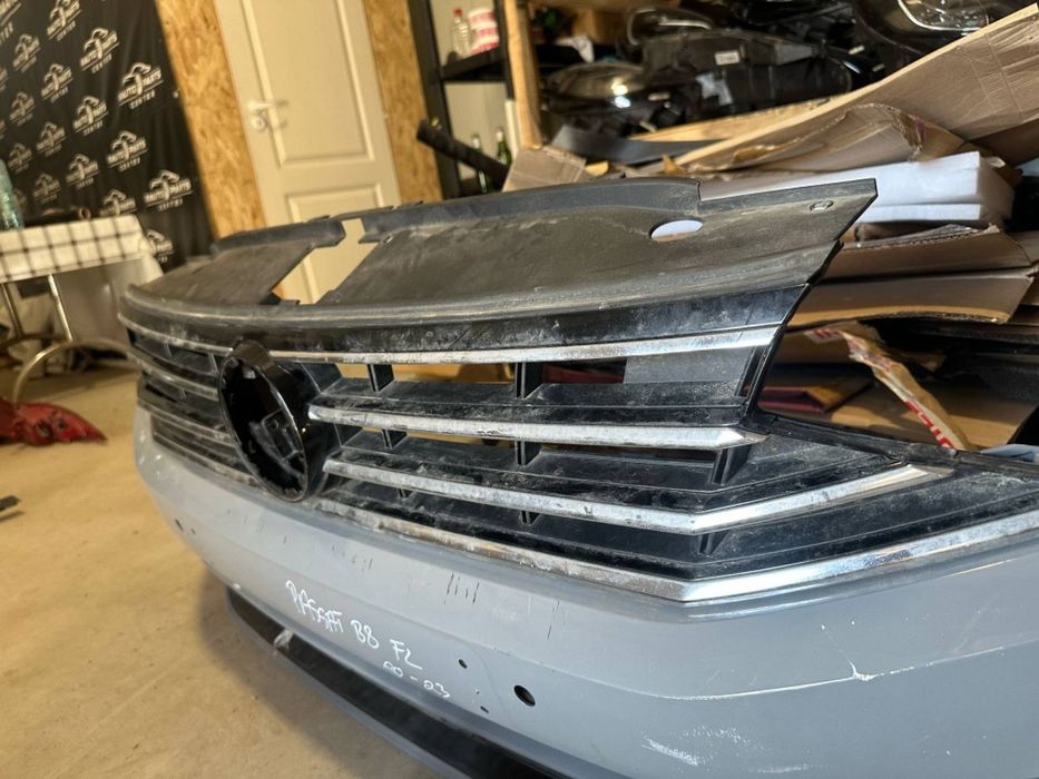 Bara fata cu grila / far dreapta / aripa dreapta Volkswagen Passat B8