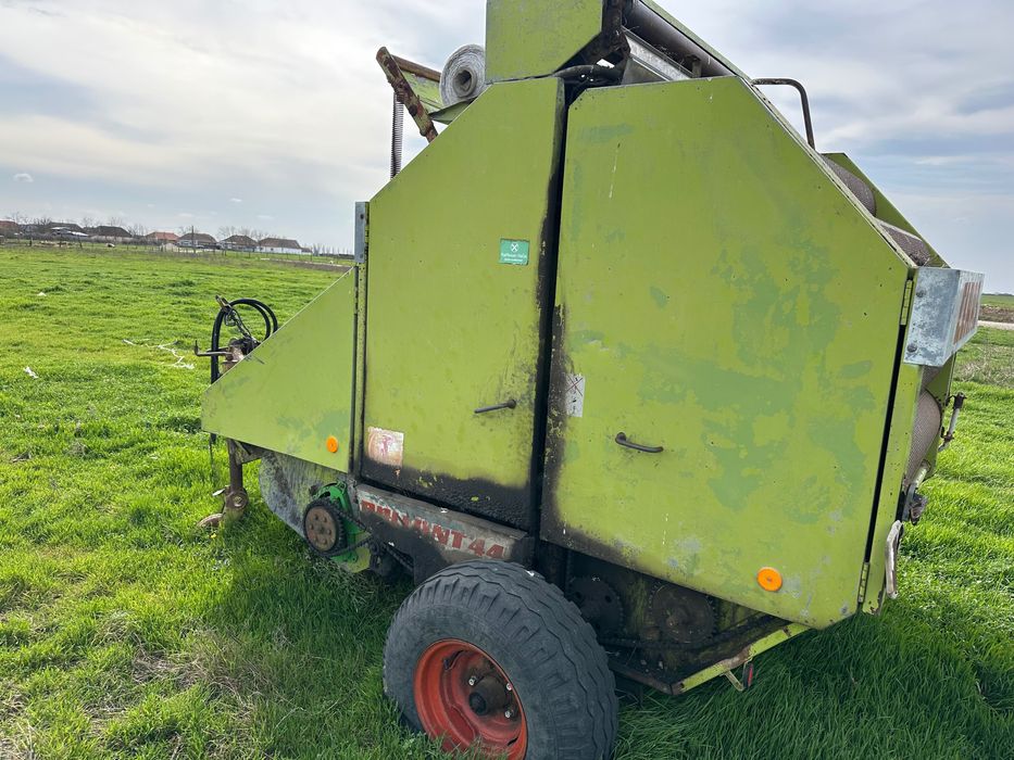 Presa de baloți Rolland 44