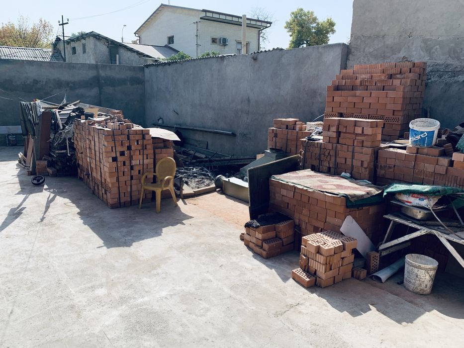 Продаю свой торцевой участок 3,5 сотки на стадии (строительство 40%)