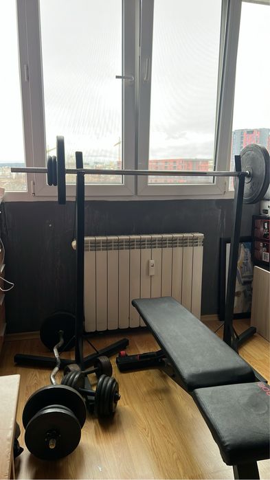 Фитнес лежанка Bench900 с 45кг дискове на нея , стойки за клек-лост