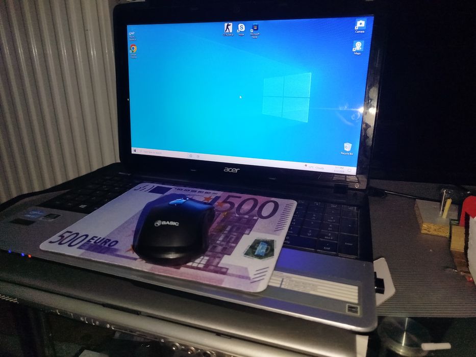 Vând 2 laptopuri Acer ține și bateria are  8 GB RAM