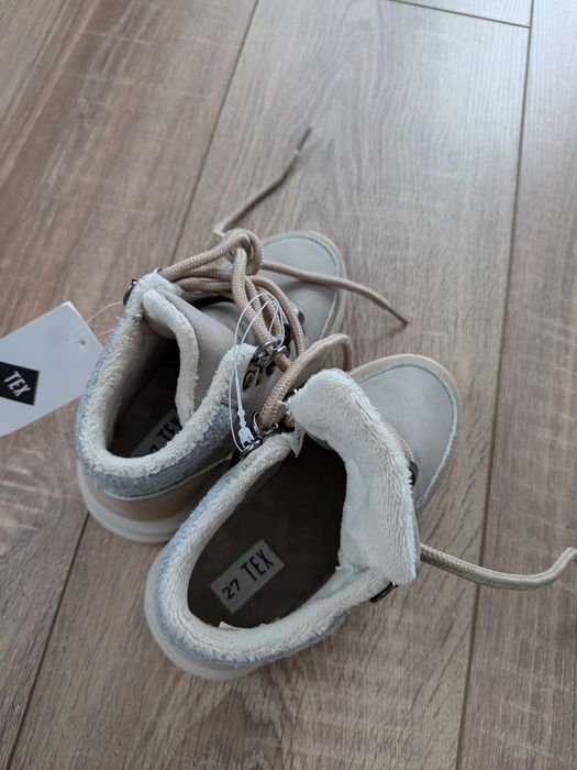 Vand papuci noi mar 27