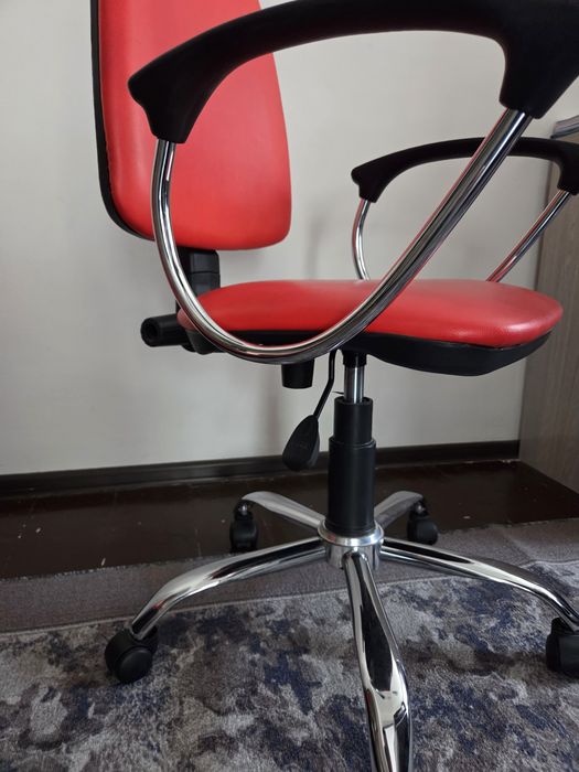 Кресло компьютерное, хорошее состояние.