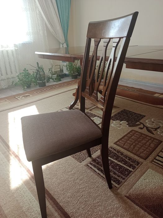 Стол со стульями