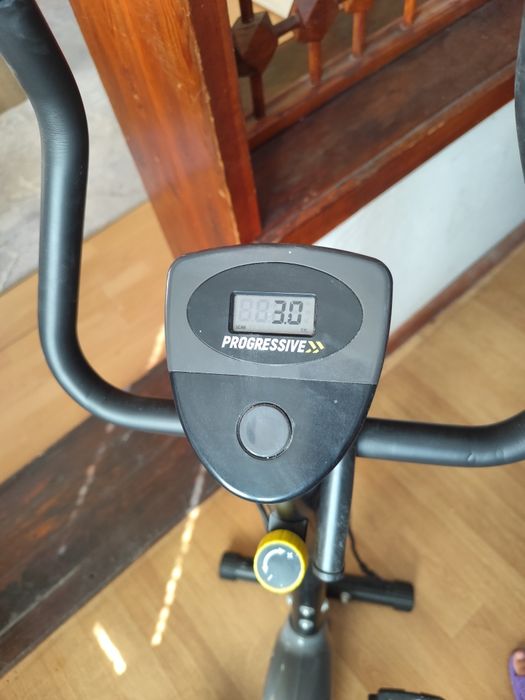 Продава се механичен фитнес велосипед PROGRESSIVE BM1000 в сиво и черно.
70евро
