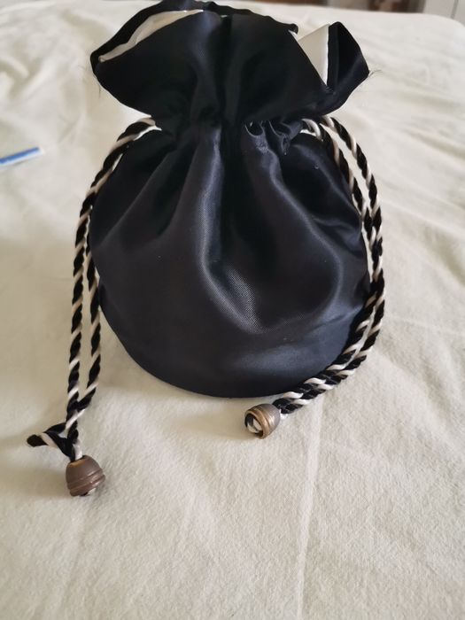 Продавам малка луксозна чантичка